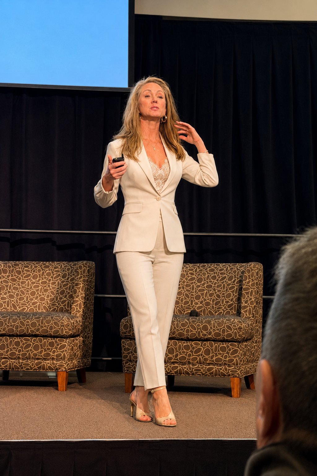 Dr. Suzanne Ferree speaking to providers at a Cellular Medicine Institute conference